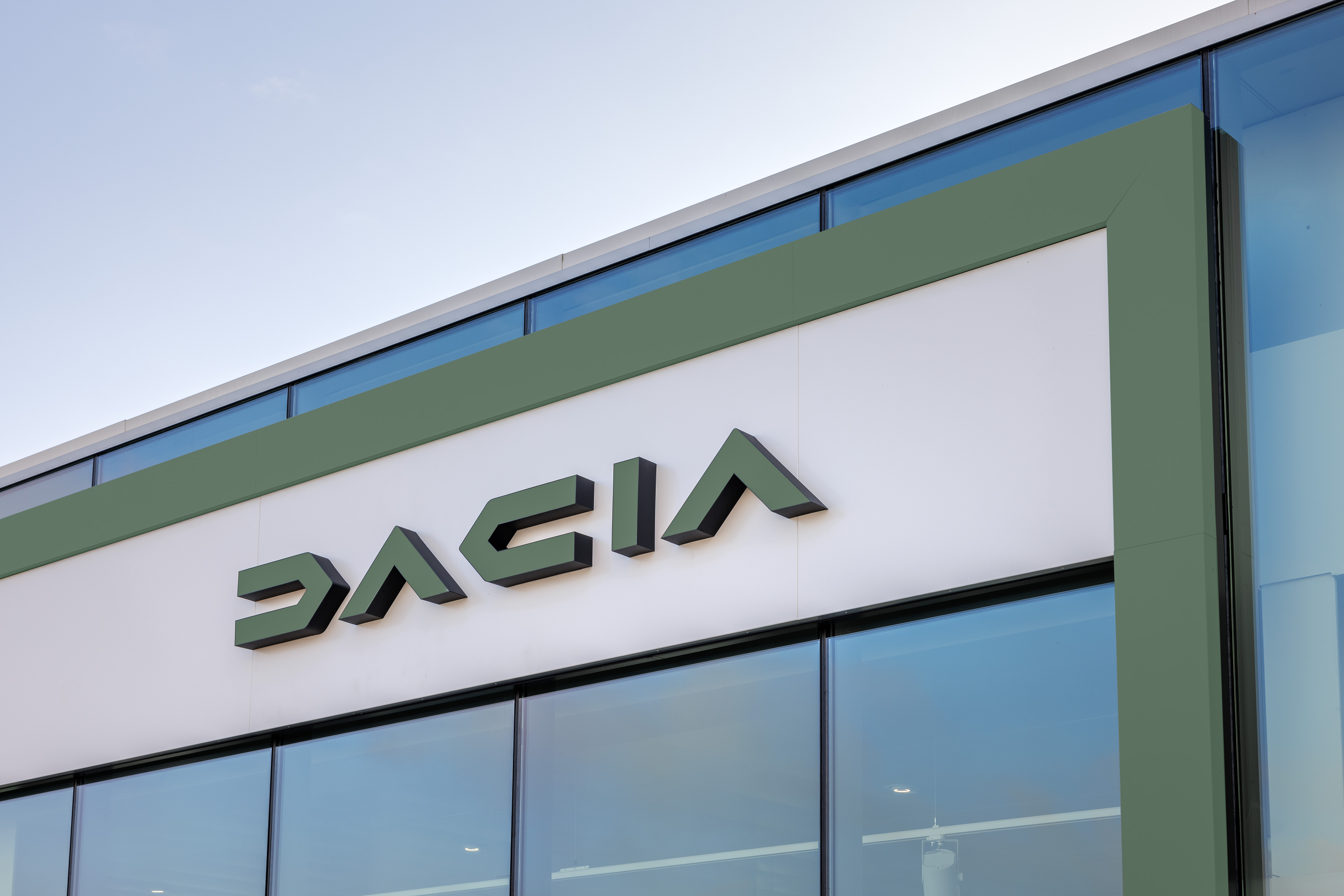 showroom-urile-afiseaza-noua-imagine-dacia